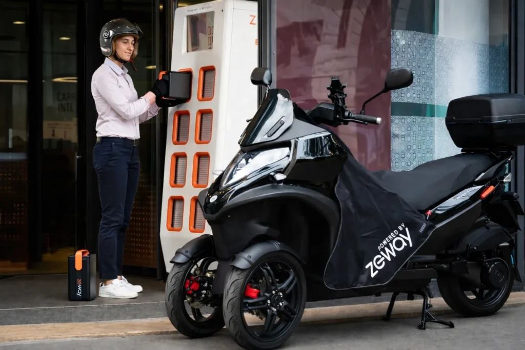 Location scooter électrique Zeway devient Sweetch 6 Location scooter 3 roues électrique : échange de batterie en station
