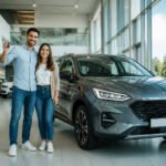 Jeune couple heureux avec sa nouvelle voiture