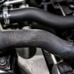 Durite de refroidissement usee dans un compartiment moteur