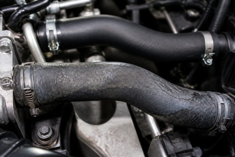 Durite de refroidissement usee dans un compartiment moteur